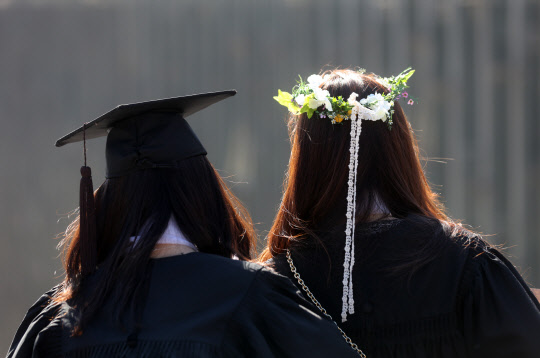 27일 오후 학위수여식이 열린 이화여자대학교에서 졸업생들이 기념촬영을 하고 있다.
